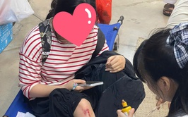 Lực lượng y tế phường Ngọc Hà tích cực hỗ trợ chăm sóc sức khỏe người dân chờ xem diễu binh, diễu hành