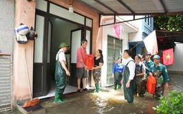 LÃNH ĐẠO PHƯỜNG SƠN TÂY THĂM, TẶNG QUÀ 27 HỘ GIA ĐÌNH CÓ HOÀN CẢNH KHÓ KHĂN BỊ ẢNH HƯỞNG BÃO SỐ 5