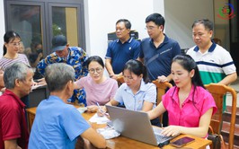 Lãnh đạo xã Quốc Oai kiểm tra công tác chi trả quà tặng nhân dân dịp Quốc khánh 2/9