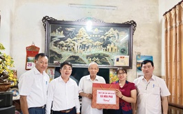Lãnh đạo xã Hòa Phú thăm tặng quà các gia đình chính sách người có công nhân dịp kỷ niệm 80 năm Cách mạng tháng Tám thành công và Quốc khánh Nước Cộng hòa xã hội chủ nghĩa Việt Nam