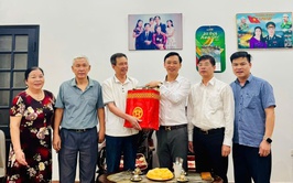 Phường Phú Lương thăm, tặng quà tri ân gia đình chính sách, người có công nhân kỷ niệm 80 năm Quốc khánh 2/9