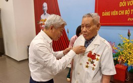Đảng ủy phường Đại Mỗ trao tặng Huy hiệu 75 năm tuổi Đảng cho đồng chí Nguyễn Trường Sinh