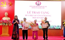 Lễ trao tặng Huy hiệu Đảng đợt 02/9/2025 cho 38 đồng chí Đảng viên trong Đảng bộ xã. 