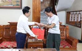 Đồng chí Phó Bí thư thường trực Đảng ủy xã Đinh Ngọc Thức thăm tặng quà người có công tại thôn Thanh Vân