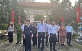 Các đồng chí lãnh đạo xã An Khánh viếng Nghĩa trang liệt sĩ nhân dịp kỷ niệm 80 năm Quốc khánh 2/9