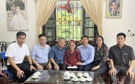 Các đồng chí lãnh đạo xã An Khánh thăm, tặng quà Mẹ Việt Nam anh hùng và người có công dịp Quốc khánh 2/9