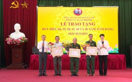 Đảng ủy xã An Khánh tổ chức Lễ trao tặng Huy hiệu Đảng đợt 2-9
