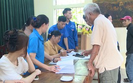 Người dân xã Phúc Lộc phấn khởi nhận quà Tết Độc lập