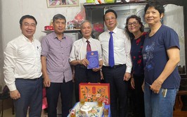 UBND phường Hai Bà Trưng tặng quà gia đình chính sách nhân dịp Quốc khánh 2/9
