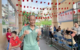 Phường Tương Mai tổ chức tặng quà người dân nhân kỷ niệm 80 năm Cách mạng Tháng Tám và Quốc khánh 2/9 
trên địa bàn Phường Tương Mai