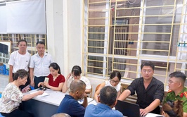 Người dân phường Thanh Liệt phấn khởi nhận quà của Chính Phủ nhân dịp Quốc khánh  2/9