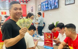 Nhân dân phường Định Công phấn khởi khi kịp thời nhận được quà trong dịp Tết độc lập