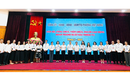 Trang nghiêm Lễ chào cờ và sinh hoạt chính trị dưới cờ tháng 8/2025 tại cơ quan phường Việt Hưng