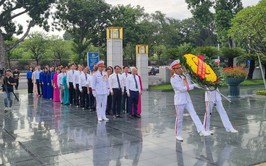 Đoàn đại biểu phường Đại Mỗ dâng hương tưởng niệm các anh hùng liệt sĩ tại Đài tưởng niệm các anh hùng liệt sĩ trên đường Bắc Sơn và vào Lăng viếng Chủ tịch Hồ Chí Minh