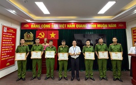 Đảng ủy-UBND phường Vĩnh Tuy khen thưởng đột xuất Công an phường Vĩnh Tuy trong công tác phòng chống tội phạm
