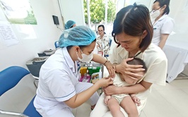 Trạm Y tế phường thực hiện hoạt động công tác chuyên môn tiêm chủng mở rộng tháng 8 cho trẻ từ 0- 5 tuổi