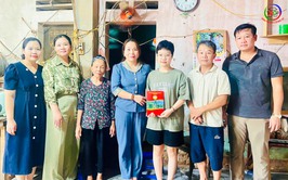 Ủy ban MTTQ và các tổ chức chính trị - xã hội xã Quốc Oai thăm hỏi, tặng quà các gia đình chính sách và hộ khó khăn trên địa bàn
