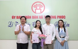 UBND xã Thượng Phúc trao giấy chứng nhận kết hôn và tặng hoa chúc mừng cho công dân