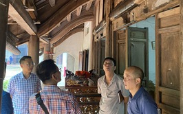 Đồng chí Bùi Thế Cường - Ủy viên BTV, Phó Chủ tịch UBND kiểm tra công tác tuyên truyền và tiến độ tu bổ di tích trên địa bàn phường Phú Thượng