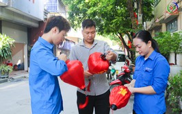 Thôn Du Nghệ sôi nổi ra quân trang trí khánh tiết, thiết thực chào mừng các ngày lễ lớn và Đại hội Đảng bộ xã Quốc Oai lần thứ I, nhiệm kỳ 2025 – 2030