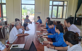 Tuổi trẻ Trung tâm Bảo trợ xã hội 2 Hà Nội hỗ trợ các đồng chí Đảng viên Chi bộ thôn Phù Yên (xã Ứng Thiên) cập nhật thông tin trên Cổng Dịch vụ công quốc gia