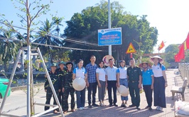 Hội Liên hiệp Phụ nữ phường Tùng Thiện gắn biển công trình Hàng cây phụ nữ - vun trồng tương lai
