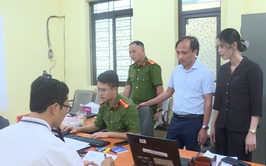 VÂN ĐÌNH, THƯỜNG TRỰC ĐẢNG UỶ XÃ KIÊM TRA CÔNG TÁC TIẾP NHẬN, HƯỚNG DẪN ĐỔI THẺ ĐẢNG VIÊN