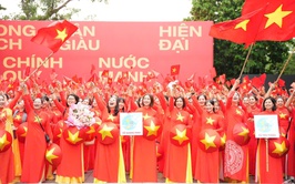 200 cán bộ, hội viên phụ nữ xã Quang Minh tham gia đồng diễn áo dài nhân kỷ niệm 80 năm Quốc khánh