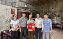 MẶT TRẬN TỔ QUỐC VÀ CÁC TỔ CHỨC CHÍNH TRỊ - XÃ HỘI XÃ CHƯƠNG DƯƠNG THĂM TẶNG QUÀ CHO ĐOÀN VIÊN, HỘI VIÊN CÓ HOÀN CẢNH KHÓ KHĂN