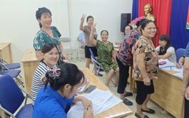 Nhân dân phường Tây Hồ phấn khởi đón nhận quà ý nghĩa dịp Quốc khánh 2/9
