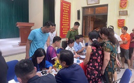 Công an xã Hoài Đức hỗ trợ chính quyền xã xuyên đêm phát quà của Chính phủ cho nhân dân dịp 2/9