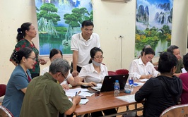 Chủ tịch UBND xã Gia Lâm kiểm tra công tác chi trả quà 2/9 tại các điểm trên địa bàn
