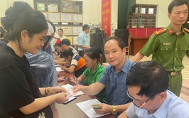 Nhân dân Hoà Xá phấn khởi, hồ hởi tới nhà văn hoá thôn nhận quà của Chính phủ nhân dịp kỷ niệm 80 năm Cách mạng tháng Tám và Quốc khánh 2/9