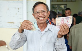 Nhân dân Thanh Oai phấn khởi nhận quà Quốc khánh 2/9