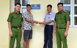 CÔNG AN XÃ HỖ TRỢ CÔNG DÂN NHẬN LẠI SỐ TIỀN CHUYỂN NHẦM