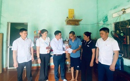 SỞ NÔNG NGHIỆP VÀ MÔI TRƯỜNG HÀ NỘI TẶNG QUÀ HỘ CẬN NGHÈO XÃ YÊN BÀI
