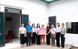 Uỷ ban MTTQ xã Quảng Bị thăm và tặng quà cho hộ cận nghèo ở thôn Lương Xá