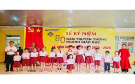 Trường Tiểu học Hoàng Liệt thực hiện lễ chào cờ đầu tiên của năm học mới và tặng quà cho các em học sinh có hoàn cảnh khó khăn