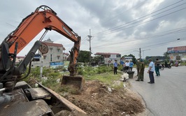 Xã Mê Linh ra quân giải tỏa hành lang an toàn Đê tả sông Hồng