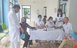 Khám sức khoẻ miễn phí cho nhân dân các vùng ngập úng do ảnh hưởng hoàn lưu cơn bão số 5 trên địa bàn xã năm 2025