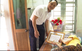 Đồng chí Phó Bí thư Thường trực Đảng ủy trao Huy hiệu 60 năm tuổi Đảng cho Đảng viên xã Minh Cường cũ