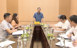 Đồng chí Phó Bí thư Đảng uỷ, Chủ tịch UBND xã An Khánh Hồ Trung Nghĩa làm việc với Điểm Phục vụ hành chính công