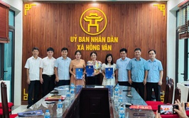 UBND xã Hồng Vân Tổ chức hội nghị công bố và trao Quyết định bổ nhiệm lại Hiệu trưởng, Phó Hiệu trưởng các trường Mầm non, THCS thuộc UBND xã

