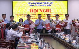Xã Thạch Thất trao quyết định cho cán bộ, công chức, viên chức nghỉ hưu, nghỉ hưởng chế độ theo Nghị định số 178/2024/NĐ-CP và Nghị đinh số 67/2025/NĐ-CP.
