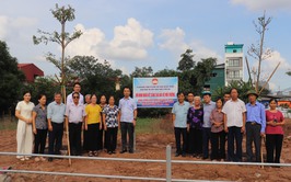 Mặt trận tổ quốc Việt Nam xã Bát Tràng gắn biển mô hình 