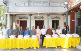 Sư thầy Thích Đàm Thịnh – chùa Thắng Quang trao tặng gạo cho các hộ có hoàn cảnh khó khăn tại thôn Phú Đức