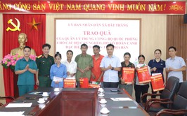 UBND xã Bát Tràng trao tặng 7 suất quà của Quân uỷ Trung ương- Bộ Quốc phòng tới các hộ cận nghèo, hộ có hoàn cảnh khó khăn trên địa bàn xã