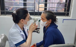 Trạm y tế xã Mê Linh tổ chức khám, tư vấn điều trị các bệnh về mắt cho người dân