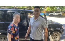 Lực lượng an ninh trật tự cơ sở phường Chương Mỹ kịp thời giúp đỡ cụ bà bị lẫn về với gia đình