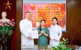 UBND XÃ SÓC SƠN TRAO GIẤY CHỨNG NHẬN KẾT HÔN CÓ YẾU TỐ NƯỚC NGOÀI.